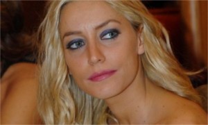 Karina Cascella nella sua prima prova da cantante Ho bisogno del tuo amore