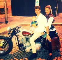 Foto di Stefano de Martino con Belen Rodriguez in moto