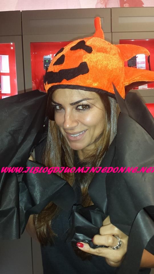 Serena Enardu in maschera per la festa di Halloween