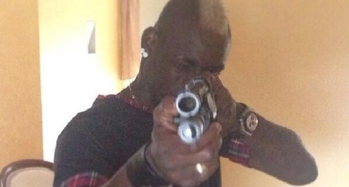 Mario Balotelli con un fucile srive su facebook