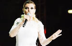 Emma Marrone all'Arena di Verona vestita da sposa Sexy