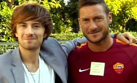 Francesco Sole insieme al capitano della Roma Francesco Totti