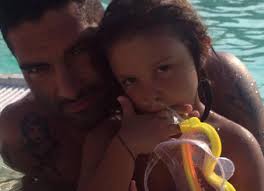 Giorgio Alfieri al mare con la figlia Asia Alfieri