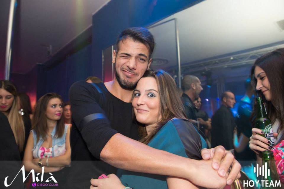 Foto di Aldo Palmeri in discoteca con le sue fans