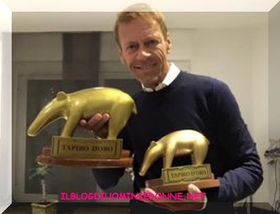 Roco Siffredi con il tapiro d'oro in mano