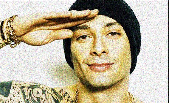 Il rapper Fabri Fibra fa il saluto militare