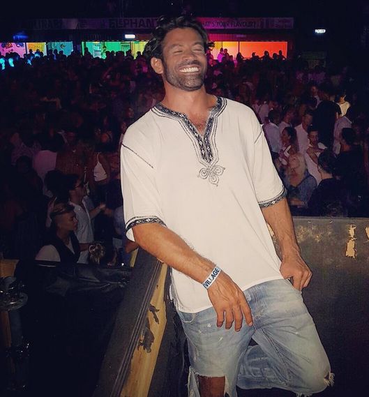 Gianni Sperti sorridente al Gay Village