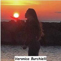 Veronica Burchielli foto artistica prende in mano il sole