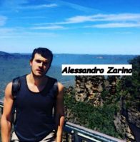 Alessandro Zarino mostra una foto di lui durante la sua ultima vacanza in Europa