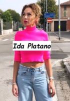 Corteggiatrice trono Over Ida Platano indossa una teen shirt