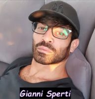 Foto Gianni Sperti mentre indossa gli occhiali