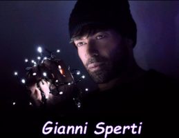 Foto Gianni Sperti opinionista di Uomini e donne e ballerino Amici di Maria de Filippi