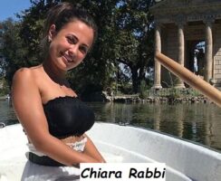 Chiara Rabbi corteggiatrice di Uomini e donne che sorride in piscina in minigonna