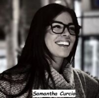 Samantha Curcio nuova tronista di Uomini e donne con gli occhiali ride divertita