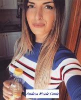 Andrea Nicole Conte nuova tronista di Uominiedonne di Maria de Filippi mentre beve del the in primo piano durante un Selfie