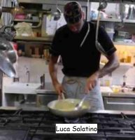 Il tronista di Uomini e donne Luca Salatino mentre è al ristorante che prepara la carbonara