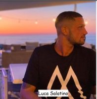 Il tronista di Uomini e donne Luca Salatino al mare mentre guarda il paesaggio