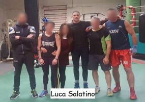 Il tronista di Uominiedonne mentre è in palestra che si sta allenando