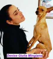 Foto di Denise Giulia Mingiano mentre abbraccia il suo cagnolino