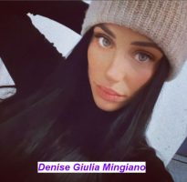 Denise Giulia Mingiano corteggiatrice di Uomini e donne mentre si fa un selfie allo specchio