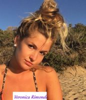 Veronica Rimondi tronista di Uomini e donne di Maria de Filippi in bikini in spiaggia al mare