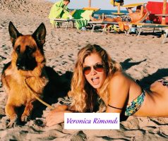 Veronica Rimondi tronista di Uomini e donne in bikini al mare con il suo cane