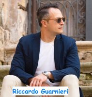 Riccardo Guarnieri corteggiatore trono Over Uomini e donne a Fontana di Trevi a Roma