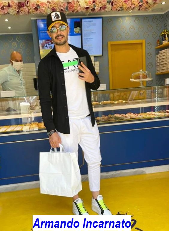 Armando Incarnato a Napoli in pasticceria ride soddisfatto