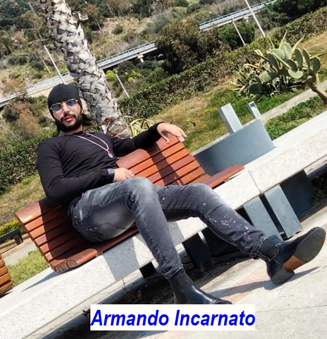 Armando Incarnato seduto ai giardinetti pubblici a Napoli