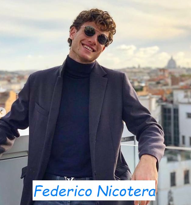 Federico Nicotera nuovo tronista di Uomini e donne ride da un balcone di Roma