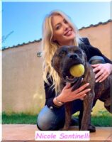 Nicole Santinelli nuova tronista di Uomini e donne con il suo cagnolone che gioca con la palla