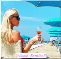 Nicole Santinelli nuova tronista di Uominiedonne prende un aperitivo in spiaggia