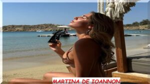 Martina de Ioannon in riva al mare prende il sole