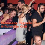 Teresanna Pugliese si diverte con i suoi amici in discoteca