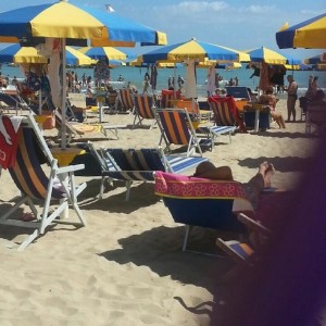 Foto della corteggiatrice Luce Barucchi al mare con le amiche