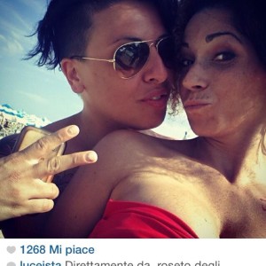 Foto della corteggiatrice Luce Barucchi al mare con le amiche