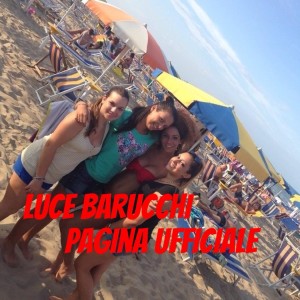 Foto della corteggiatrice Luce Barucchi al mare con le amiche