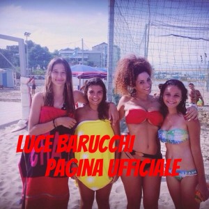 Foto della corteggiatrice Luce Barucchi al mare con le amiche