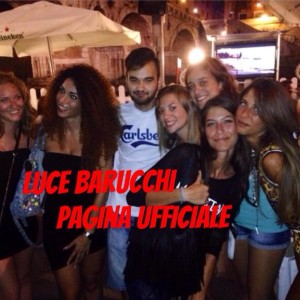 Foto della corteggiatrice Luce Barucchi al mare con le amiche