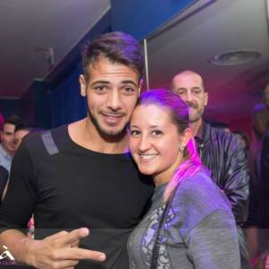 Foto di Aldo Palmeri in discoteca con le sue fans