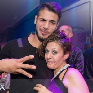 Foto di Aldo Palmeri in discoteca con le sue fans