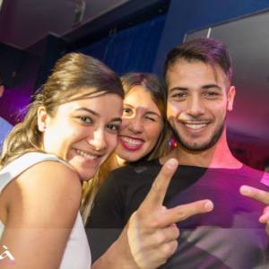 Foto di Aldo Palmeri in discoteca con le sue fans