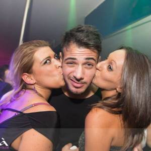 Foto di Aldo Palmeri in discoteca con le sue fans