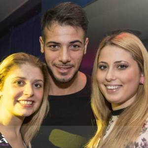 Foto di Aldo Palmeri in discoteca con le sue fans