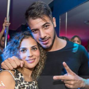 Foto di Aldo Palmeri in discoteca con le sue fans