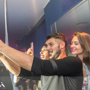 Foto di Aldo Palmeri in discoteca con le sue fans