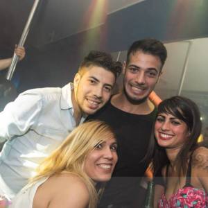 Foto di Aldo Palmeri in discoteca con le sue fans