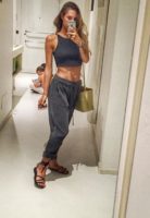 Beatrice Valli posa in bagno