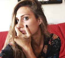 La ex corteggiatrice Beatrice Valli è pensierosa