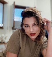 E adesso dedichiamo questo interessante articolo a Emma Marrone la stupenda cantante salentina di origine pugliese , che ovviamente è nata con la trasmissione Amici di Maria de Filippi , e si è fatta consocere al grande pubblico sia per il suo talento da rockettara , sia per il coraggio di avere assunto posizioni non facili che l'hanno esposta anche a critiche. Stessa cantante che ha avuto anche tantissimi problemi di natura fisica. Non ci voglio ritornare sopra, ma insomma sono oltremodo conosciuti... E la stessa Emma Marrone diciamocelo francamente non è nemmeno particolarmente fortunata in amore.... Forse per questo alla fine la stessa Emma che ha sempre dimostrato di essere ironica e sapersi prendere in giro ha scritto nella sua pagina Instagram che questa volta si è innamorata sul serio. Ma poi invece che pubblicare una foto di un uomo ha pubblicato la foto di questa stupenda ferrari. Vi dico la sincera verità questa volta Emma l'ha fatta anche a noi. Infatti abbiamo subito pensato che finalmente avesse trovato il grande amore...Vabè sarà per la prossima :)